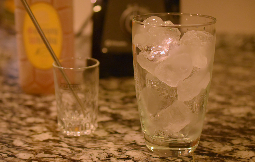 家飲みハイボールのコツ、大きめのグラスを氷で冷やそう