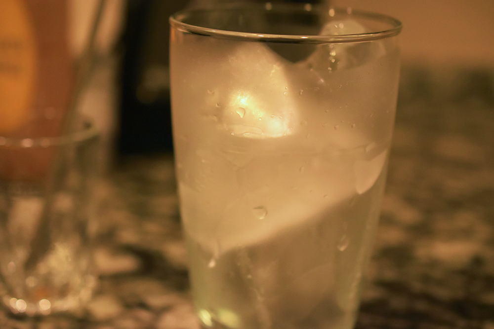 おうちで美味しいハイボールの作り方、グラスは氷でよく冷やして